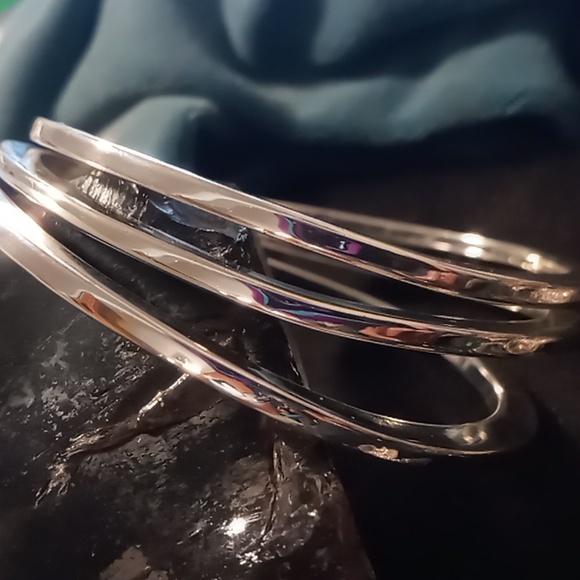 Guess bangle bracelets 3 wavy design beautiful shine . - Picture 2 of 4